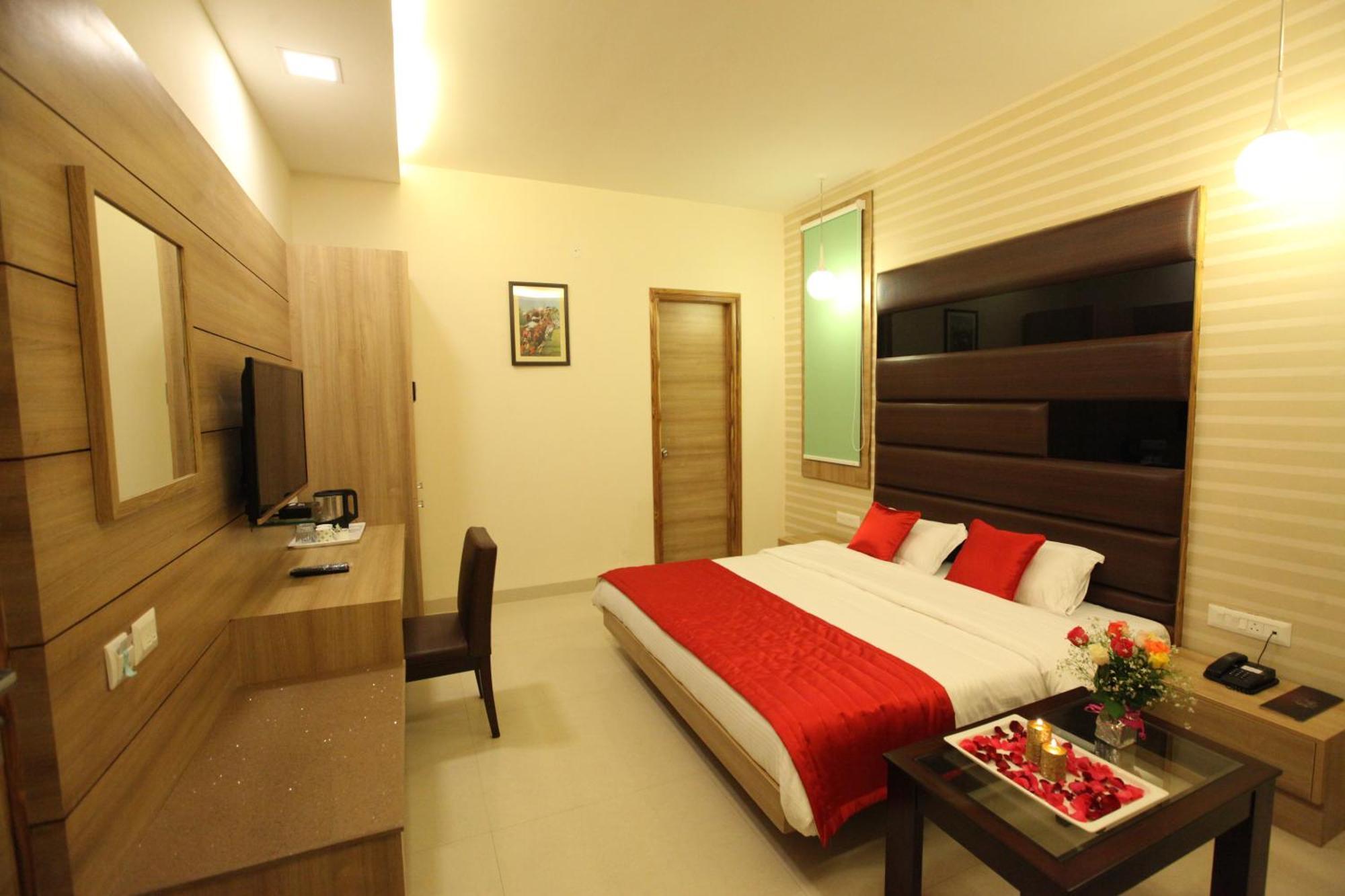 Hotel Golden Fern Patiāla Extérieur photo